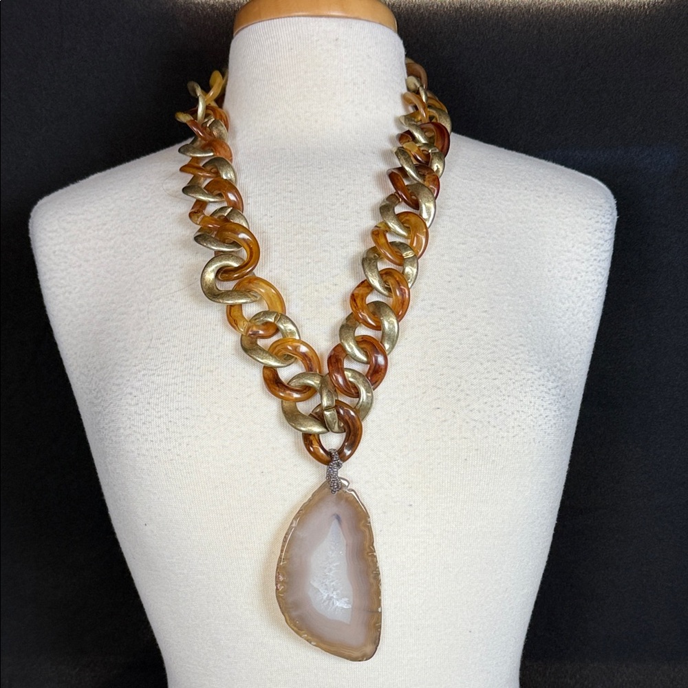 Elegant Gold and Brown Necklace with Agate Pendant